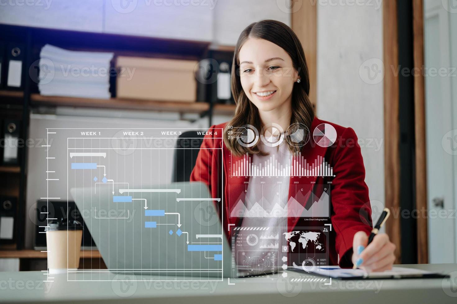 empresária mão projeto Gerente trabalhando e atualizar tarefas e Gantt gráfico agendamento virtual diagrama.com inteligente telefone, tábua e computador portátil dentro escritório. foto