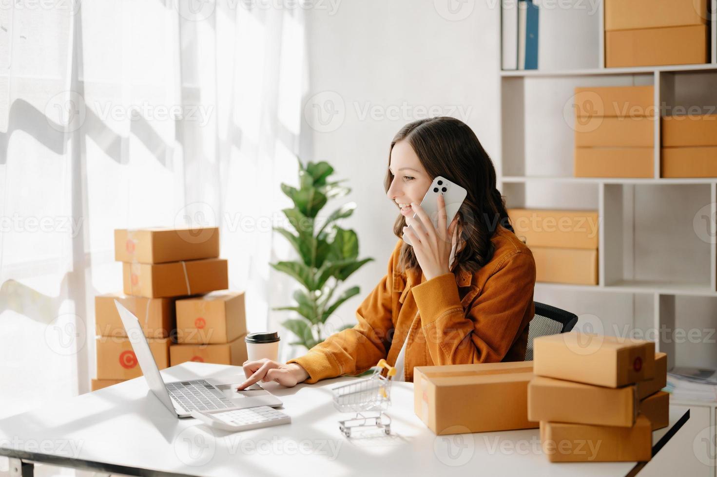 pequeno o negócio empreendedor sme freelance mulher trabalhando às escritório, caixa, tablet e computador portátil on-line, marketing, embalagem, entrega, comércio eletrônico conceito foto