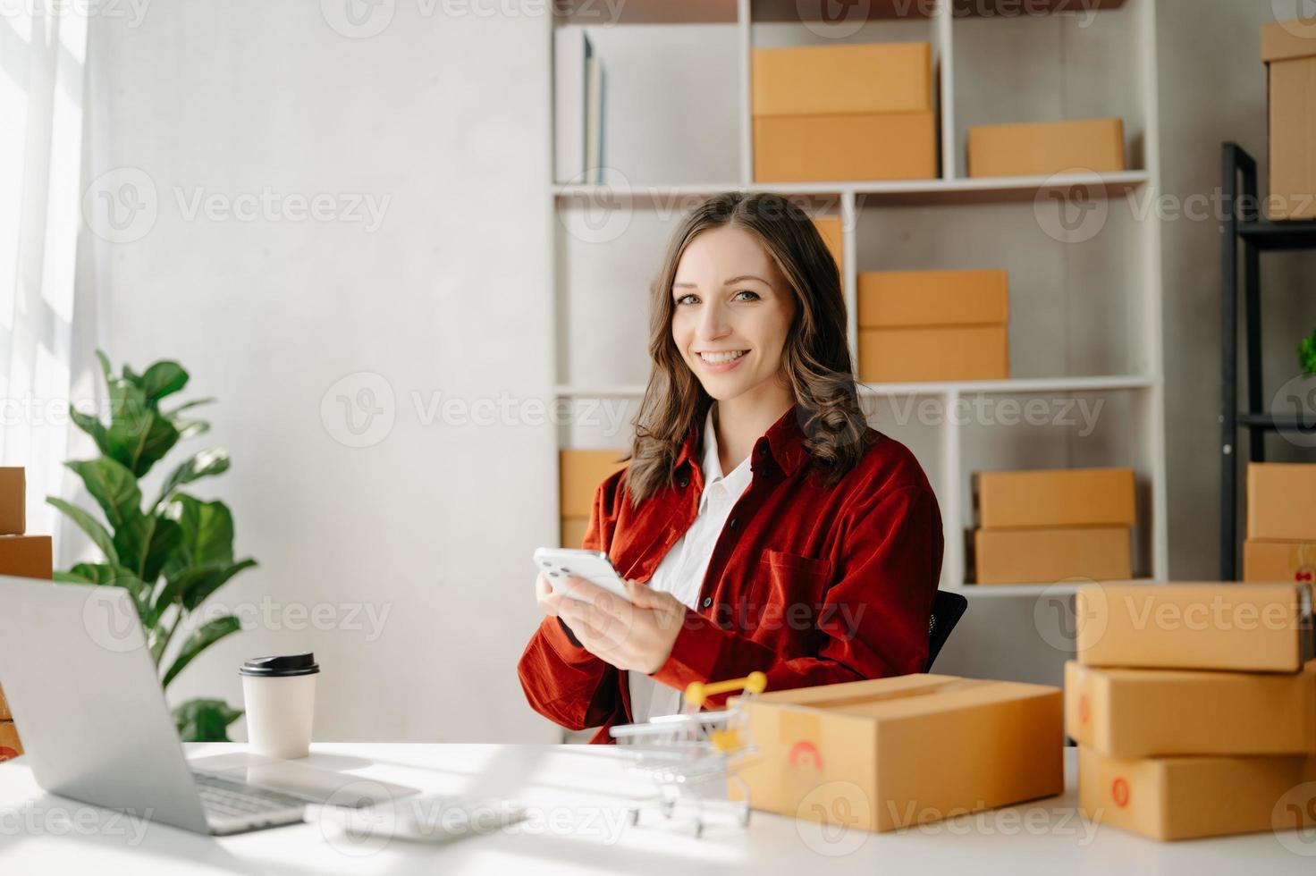 pequeno o negócio empreendedor sme freelance mulher trabalhando às escritório, caixa, tablet e computador portátil on-line, marketing, embalagem, entrega, comércio eletrônico conceito foto