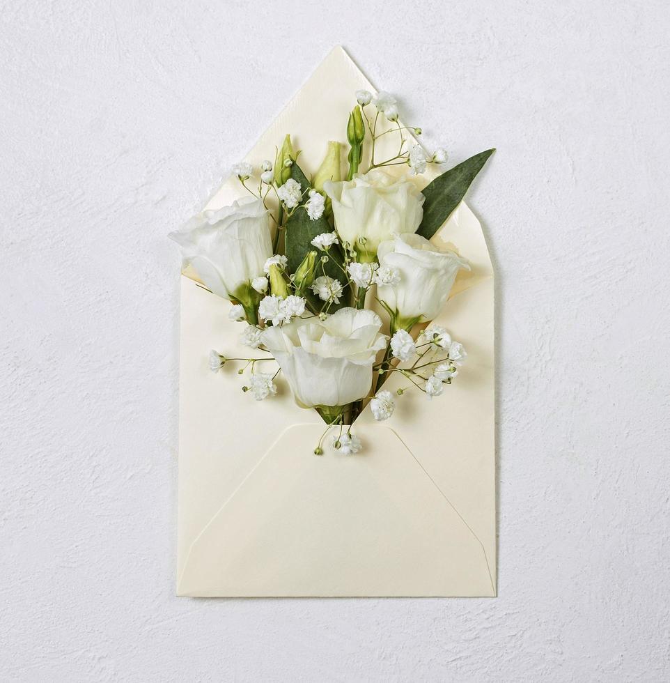 um buquê de eustoma em um envelope branco, delicadas rosas japonesas foto