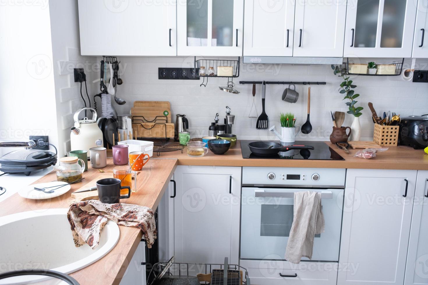 uma bagunça dentro a cozinha, sujo pratos em a mesa, espalhados coisas, anti-higiênico condições. a lava-louças é completo, a cozinha é desarrumado, todo dia vida foto