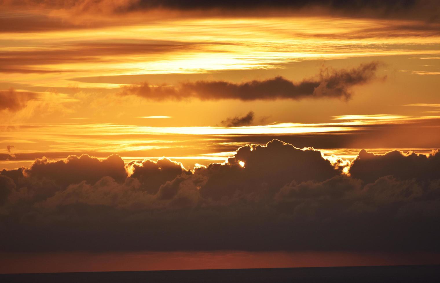 céu laranja e silhuetas de nuvens foto