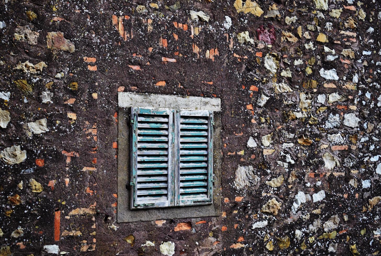 moldura de janela de madeira azul foto