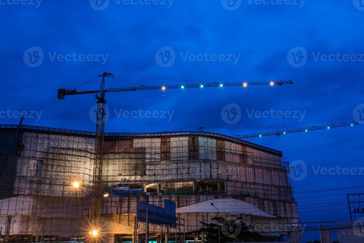 construção local com guindastes dentro crepúsculo Tempo foto