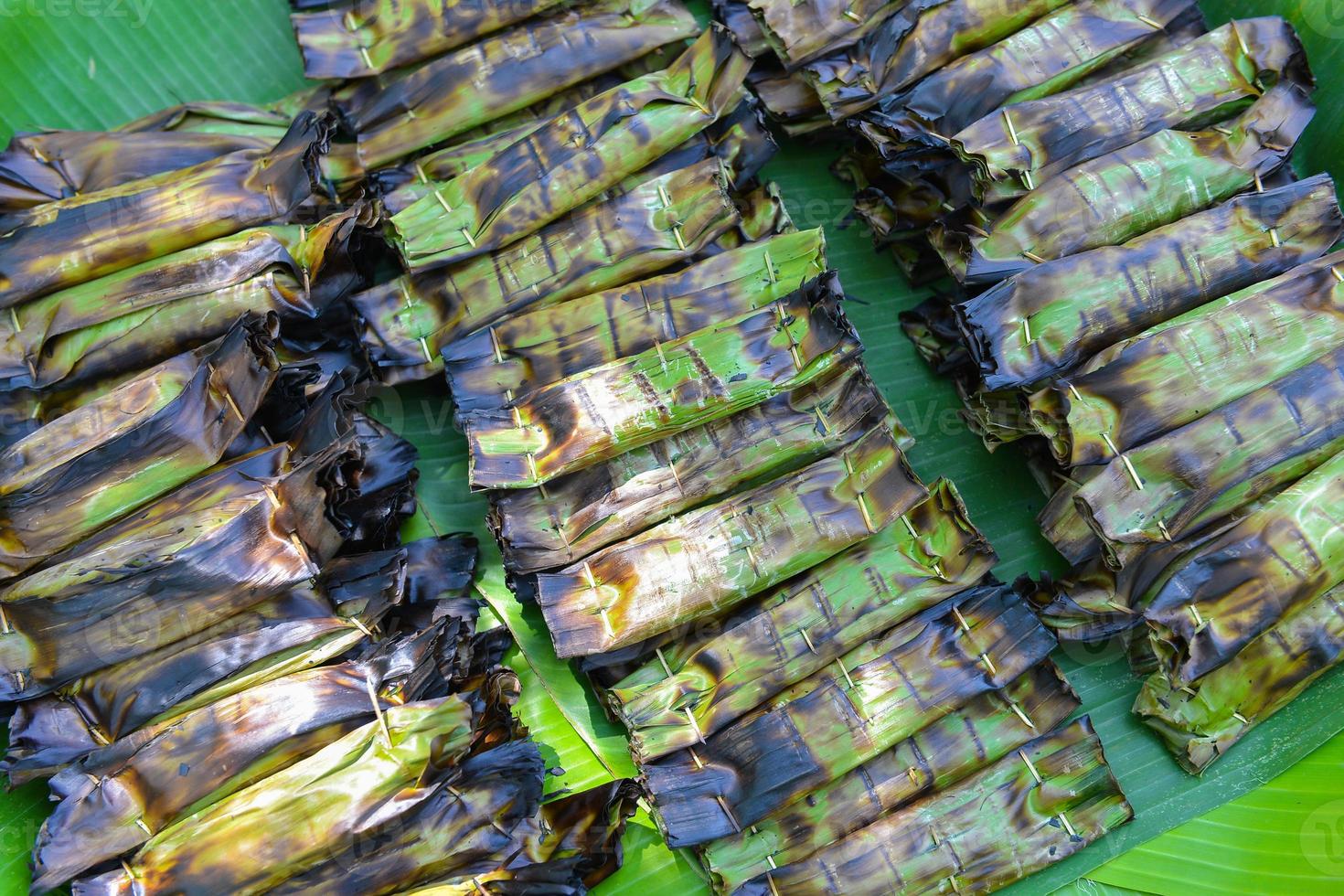 grelhado pegajoso arroz embrulho com banana folhas, tailandês sobremesa foto