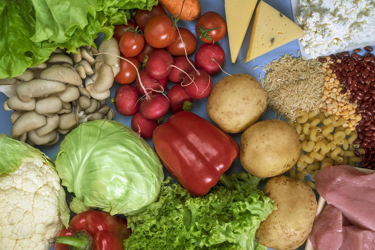 alimentos para a dieta planetária, repolho, couve-flor, alface, cogumelos, tomates, rabanetes, batatas, aves magras, queijo, feijão e arroz foto
