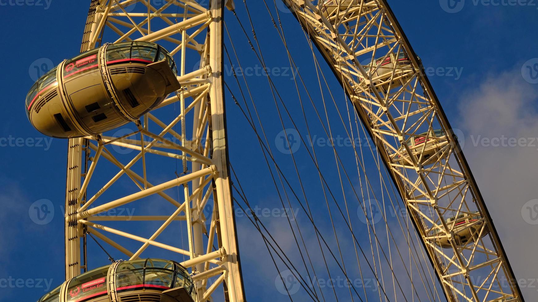 ferris roda dentro a diversão parque em fundo do azul céu com nuvens. baixo ângulo Visão do uma grande ferris roda. foto