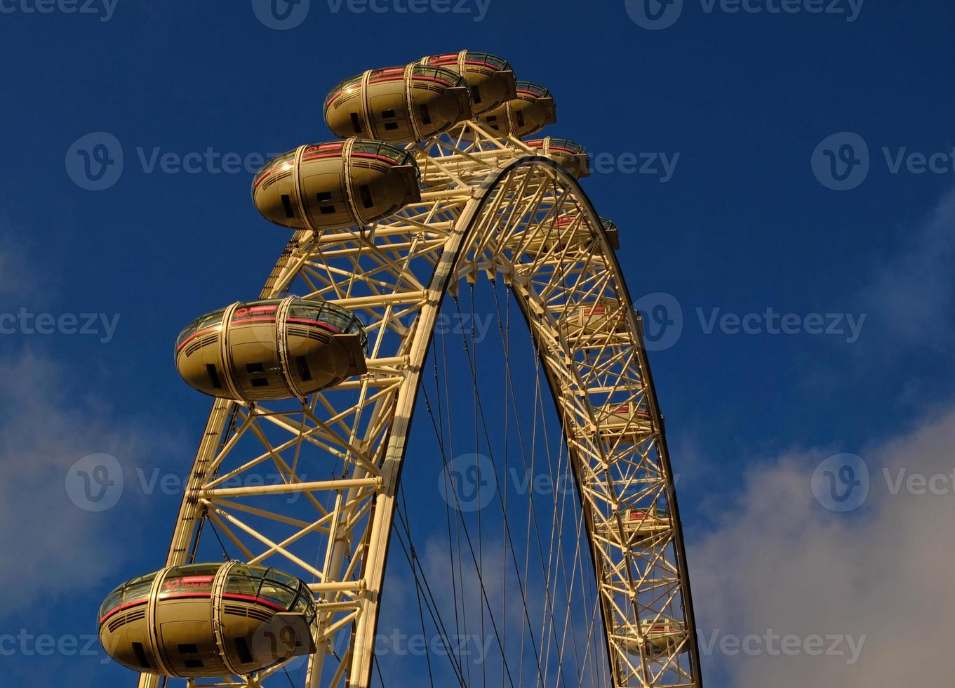 ferris roda dentro a diversão parque em fundo do azul céu com nuvens. baixo ângulo Visão do uma grande ferris roda. foto