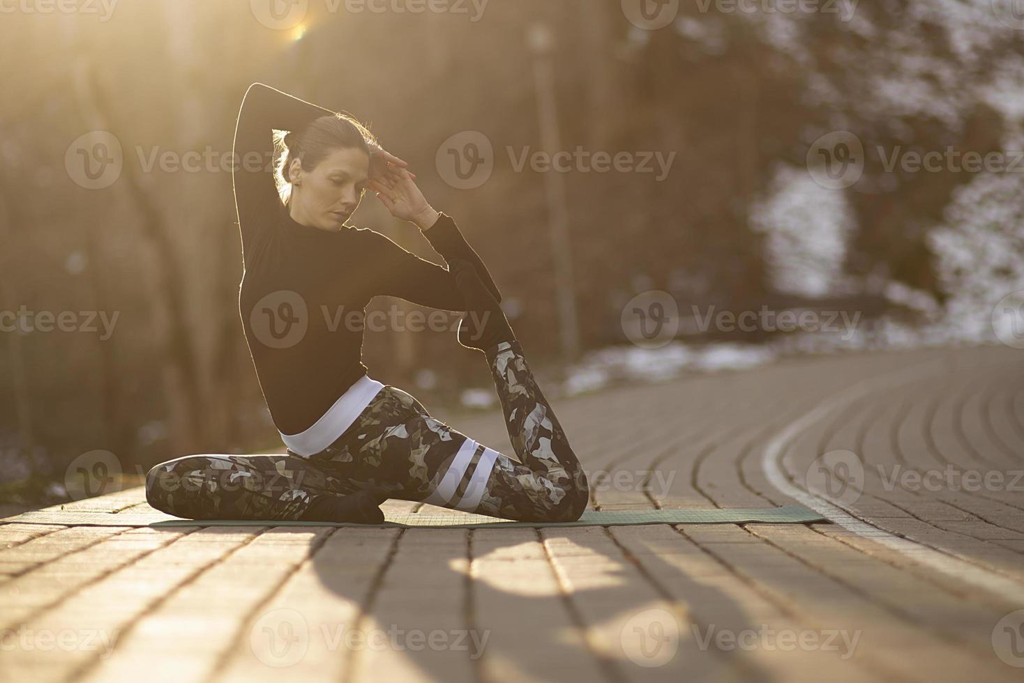 uma jovem atlética realiza exercícios de ioga e meditação ao ar livre foto