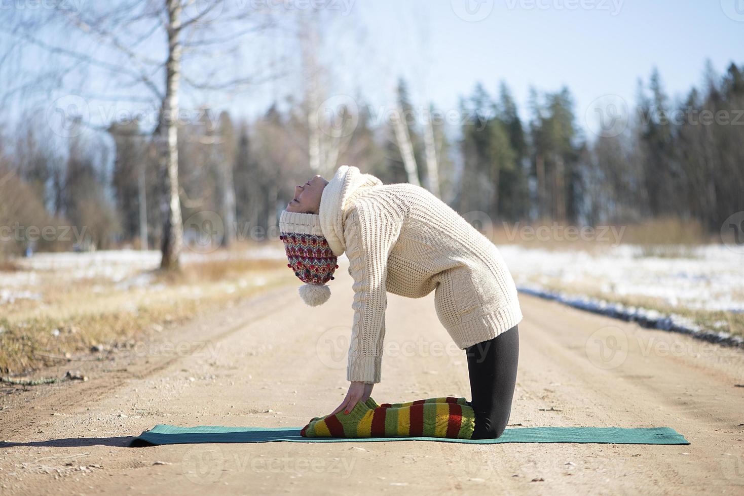 uma jovem atlética realiza exercícios de ioga e meditação ao ar livre foto