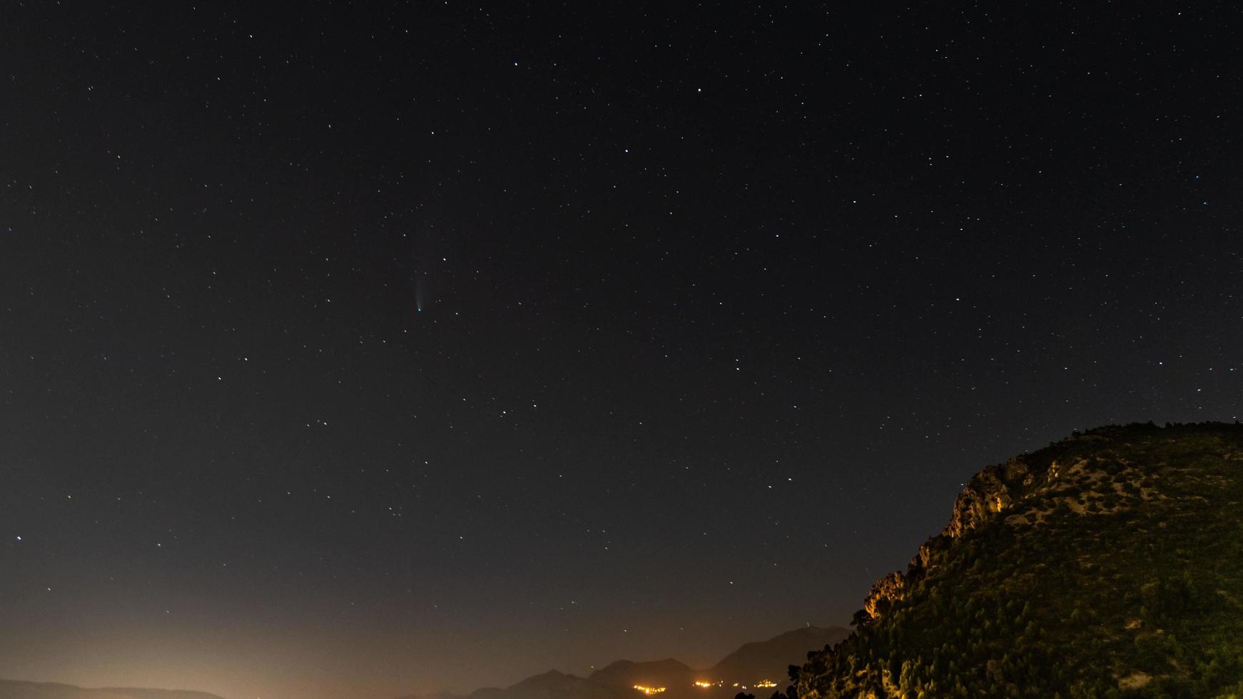 o pequeno cometa neowise capturado no sul da França foto