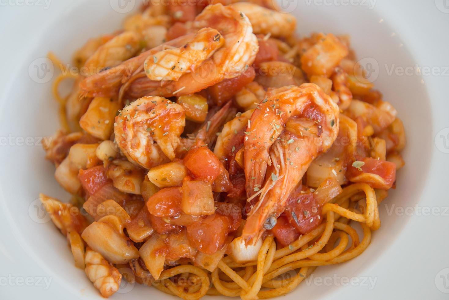 prato do espaguete e tomate molho e camarão foto