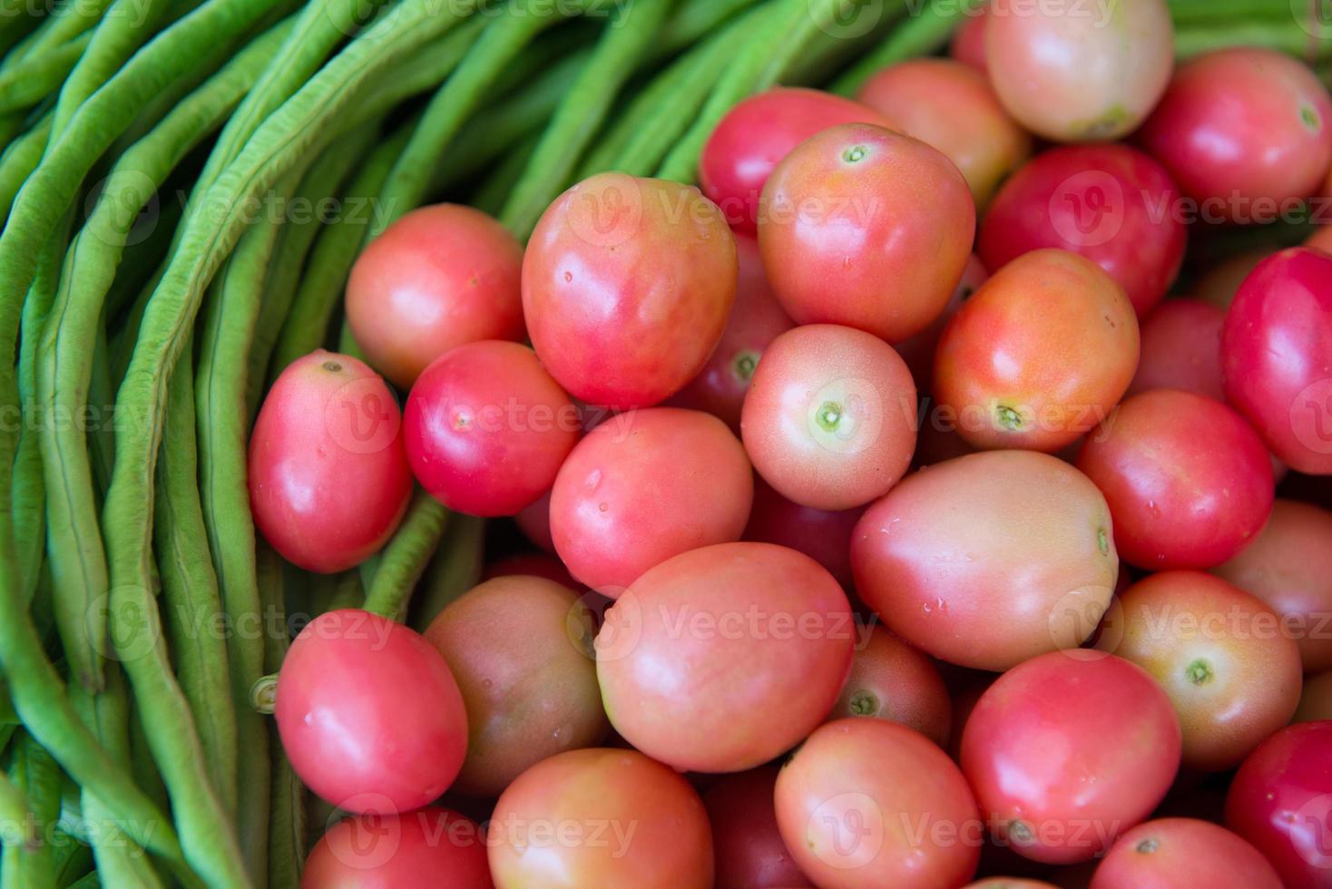 pequeno tomate e vaca ervilha foto