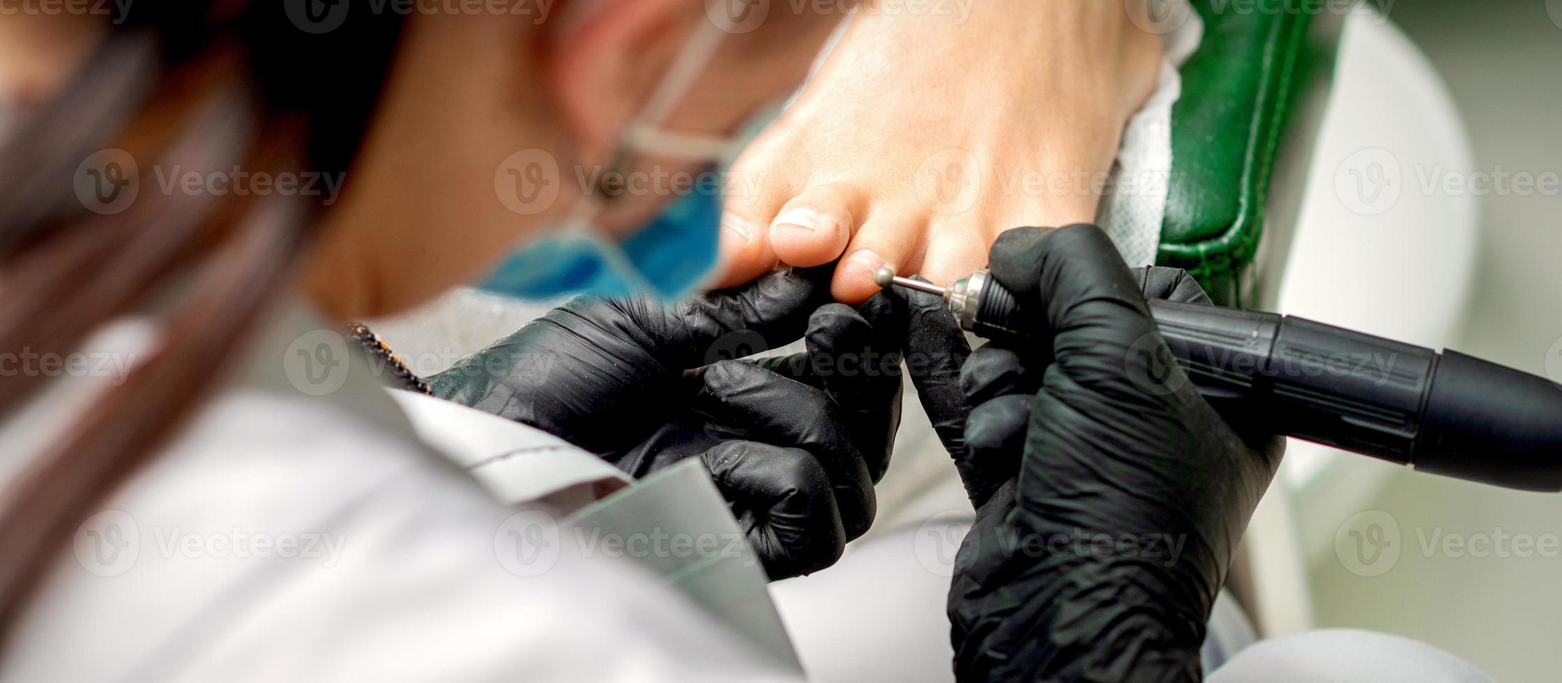 pedicure mestre retirar dedo do pé cutículas foto