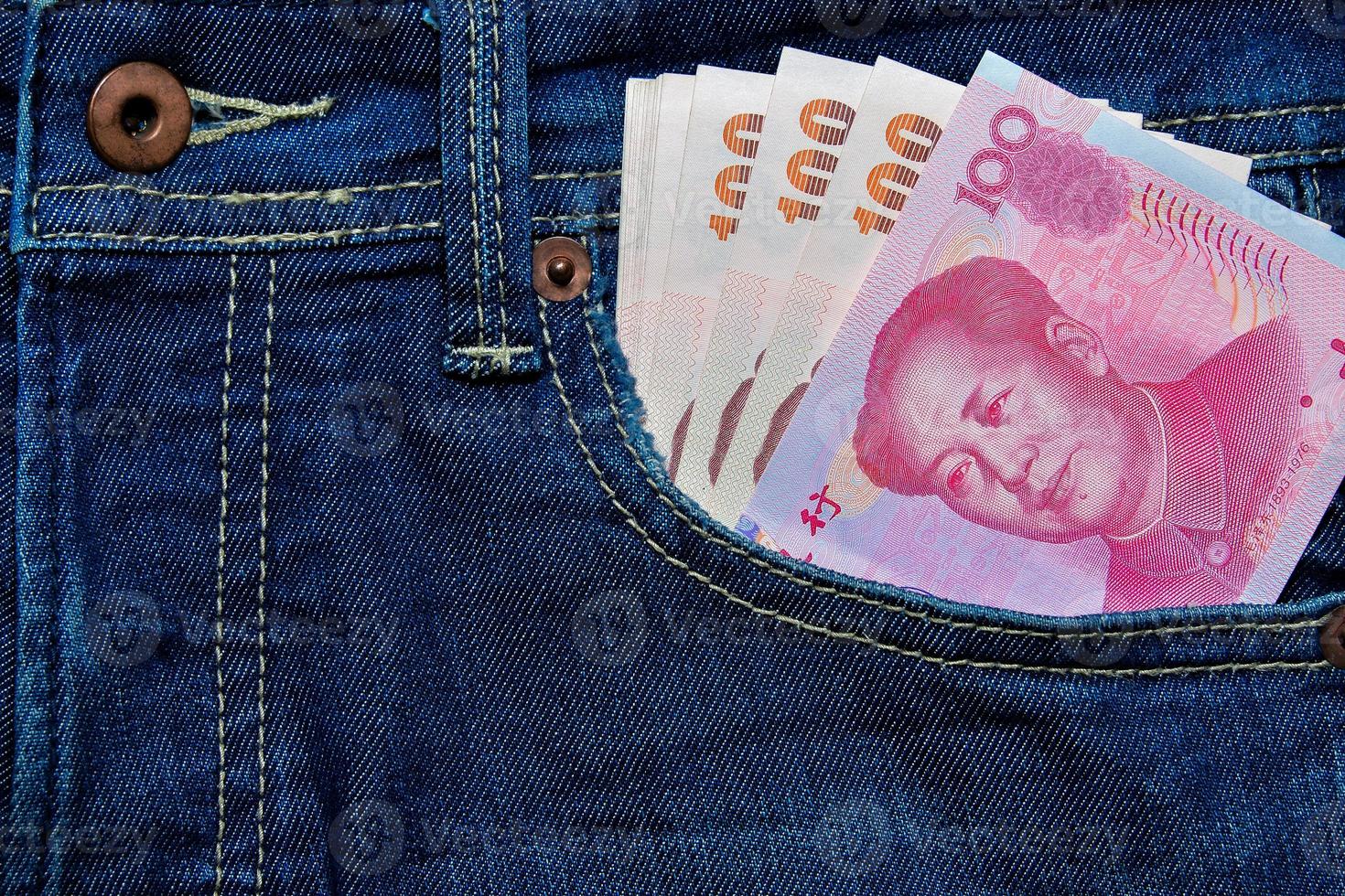 yuan ou rmb e tailandês baht dentro jeans bolso foto