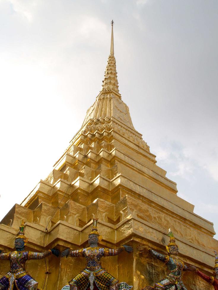 Banguecoque, Tailândia, 2021 - telhado dourado de Wat Phra Kaew foto