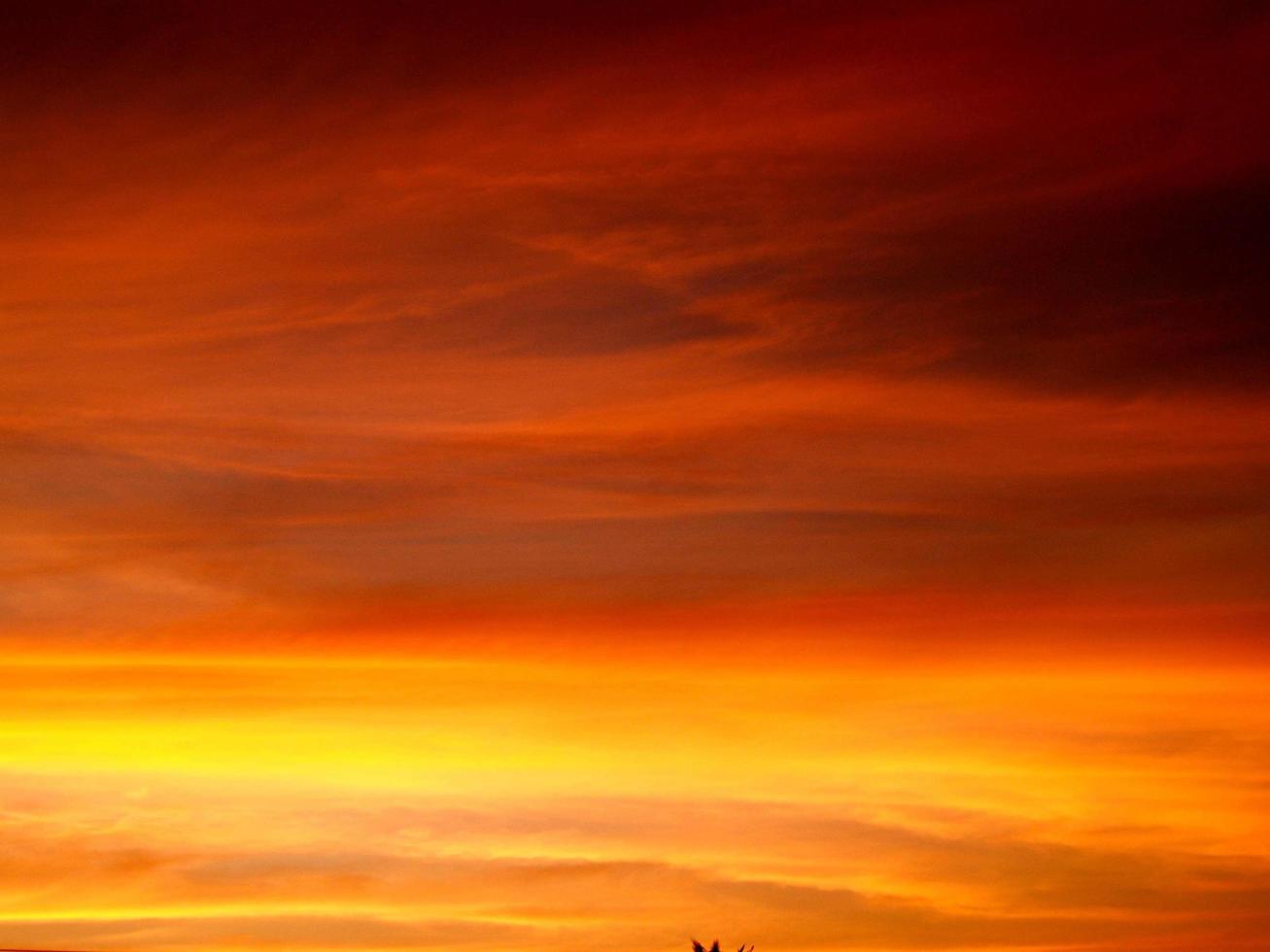 nuvens coloridas ao pôr do sol foto