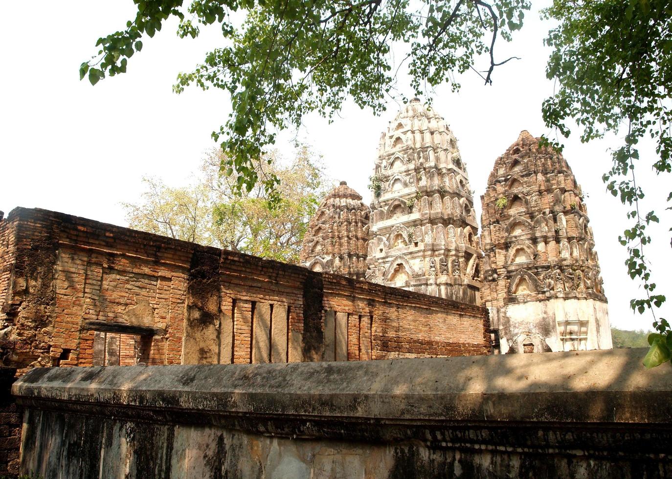 mueang kao, tailândia, 2021 - detalhes arquitetônicos no parque histórico de sukhothai foto