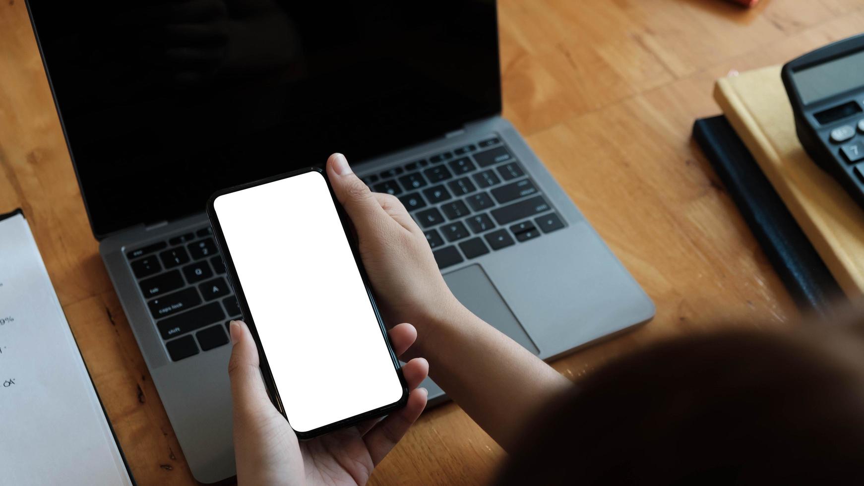 smartphone em maquete de escritório foto