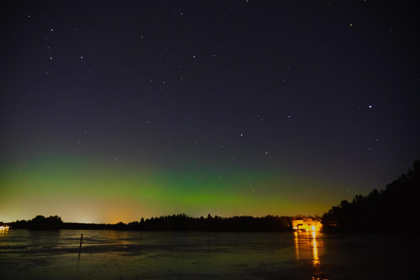 aurora boreal sobre um lago congelado em Littoinen, Finlândia foto