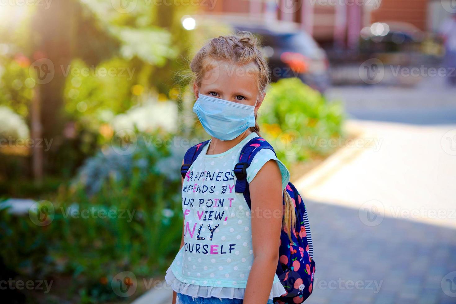 retrato do uma menina dentro uma cirúrgico mascarar. conceito do coronavírus COVID-19. estudante vestindo médico face mascarar para saúde proteção a partir de gripe vírus. foto