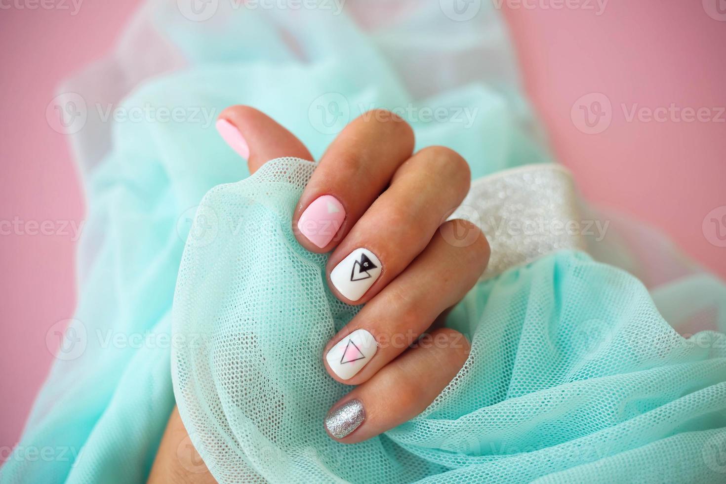fêmea mãos com uma lindo manicure em uma azul fundo. foto