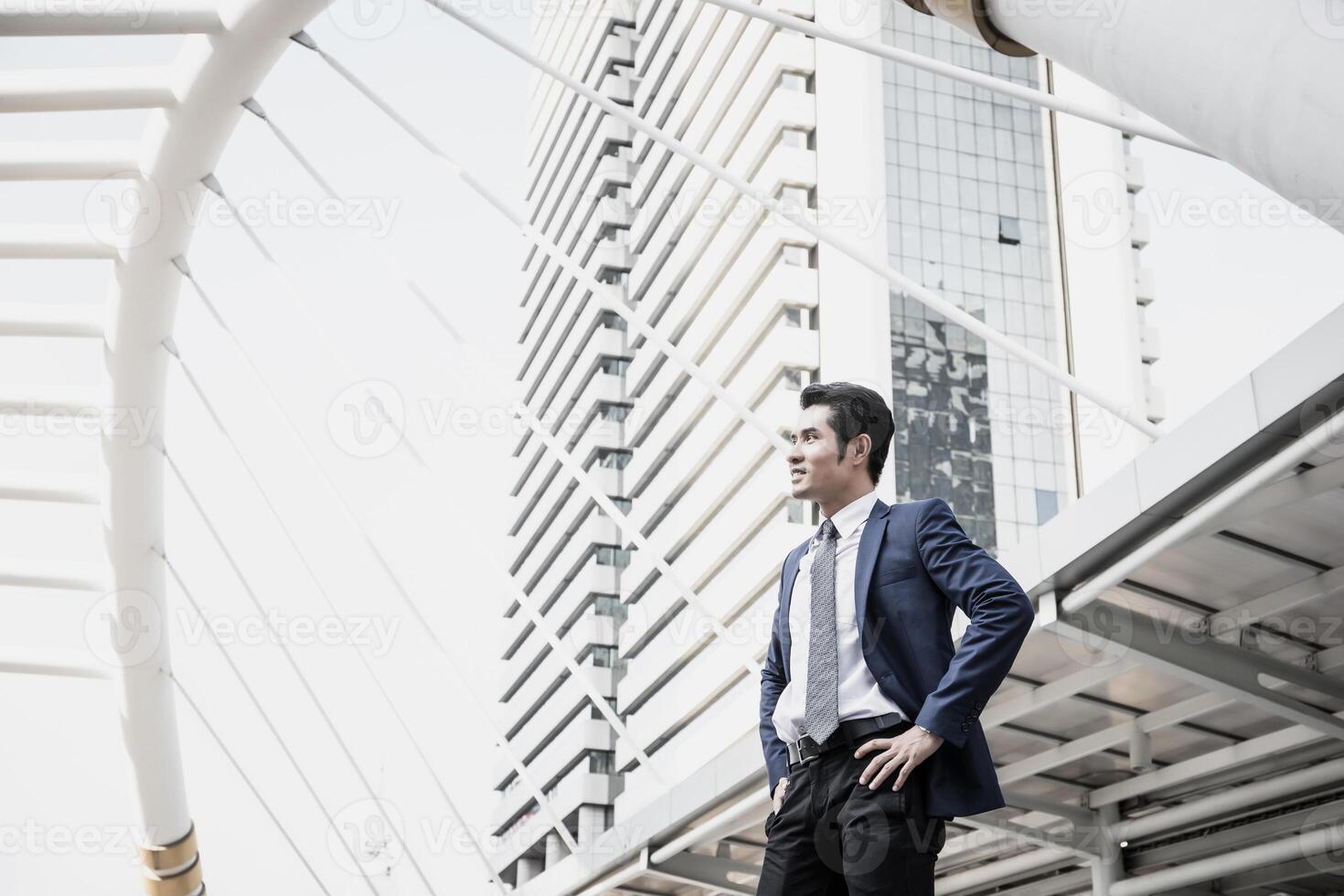 homem de negocios em pé contra a construção ao ar livre. foto