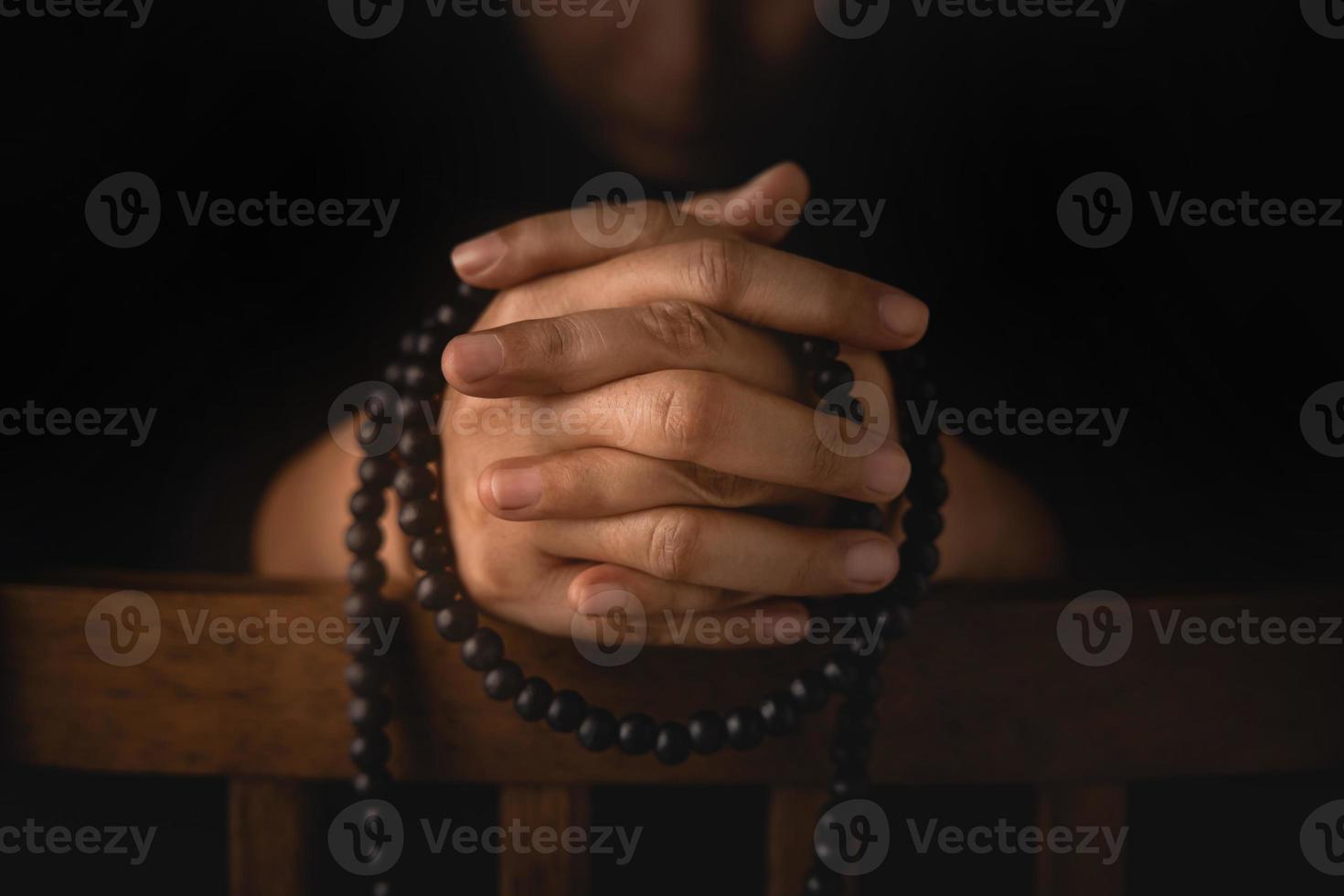 espiritualidade, religião e esperança conceito. estressado pessoa Rezar de pérola. caminho para praticando mente e mental saúde. súplica, acreditam e fé para humano. Sombrio tom foto