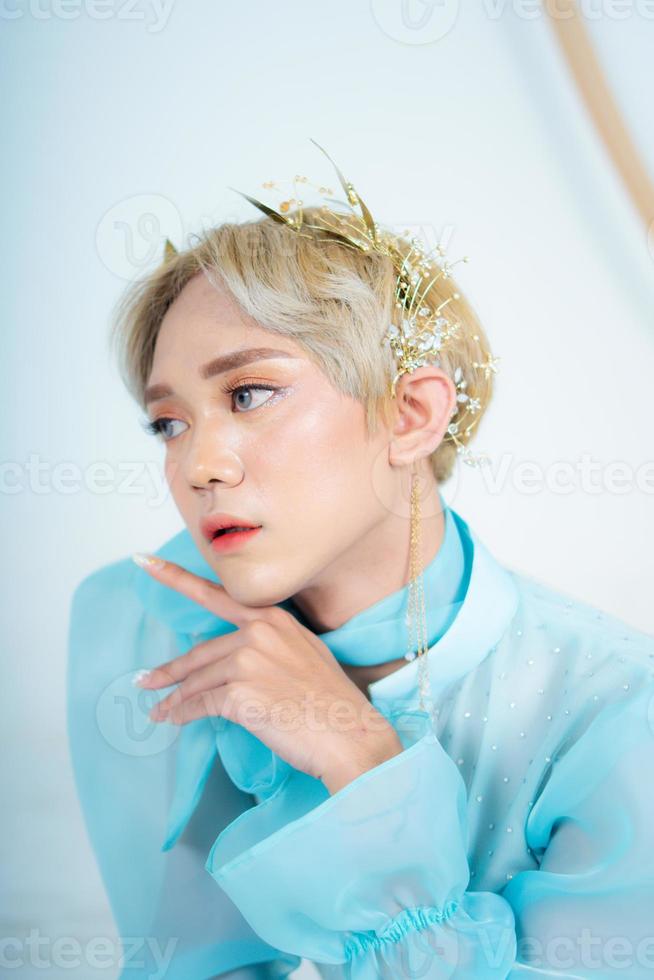 uma real Princesa posando com uma dourado coroa e Loiras cabelo muito fofinho foto
