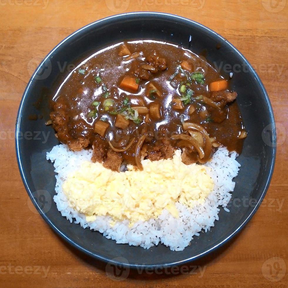 japonês frito carne de porco com arroz e legumes foto