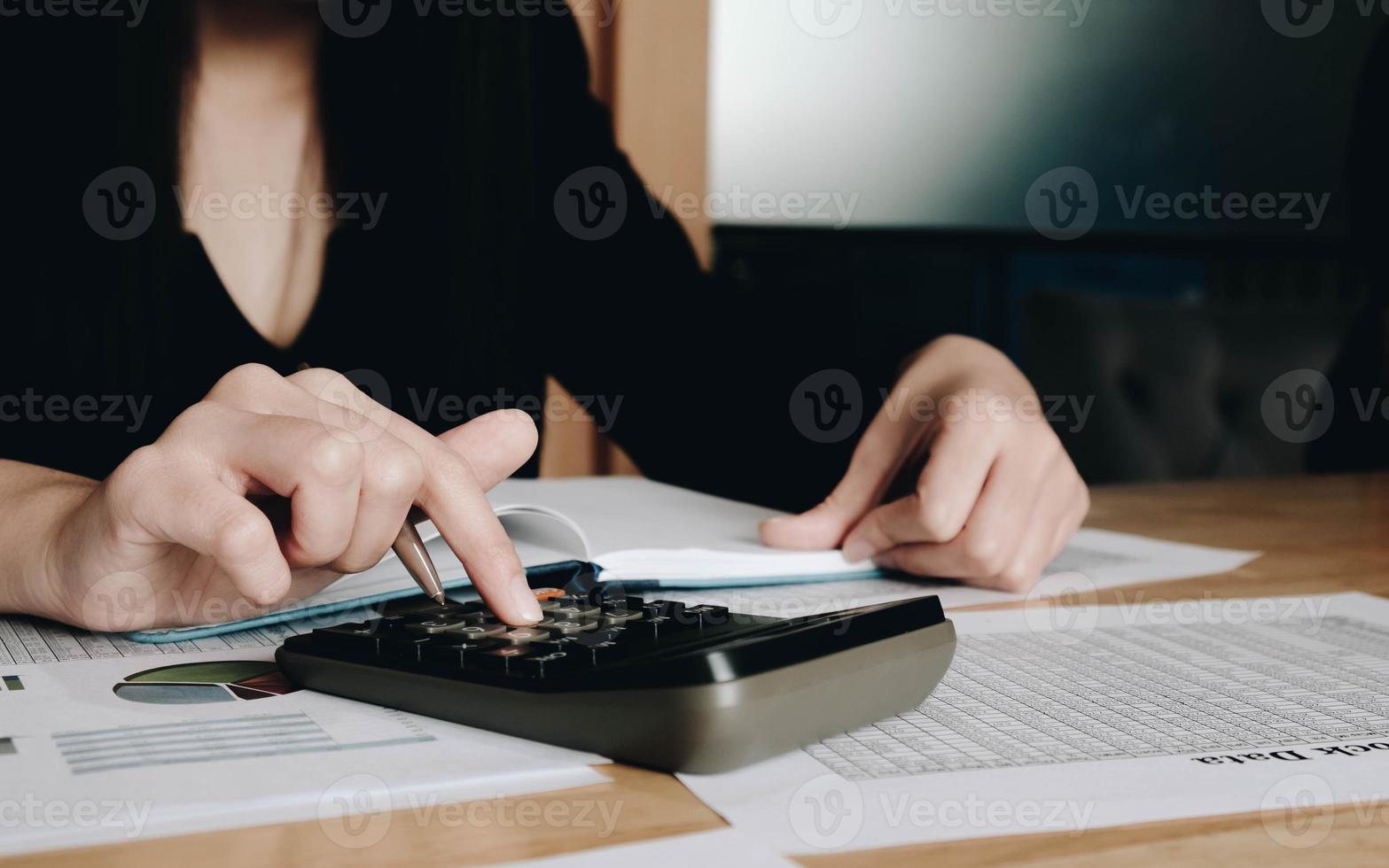 mulher usando uma calculadora preta foto