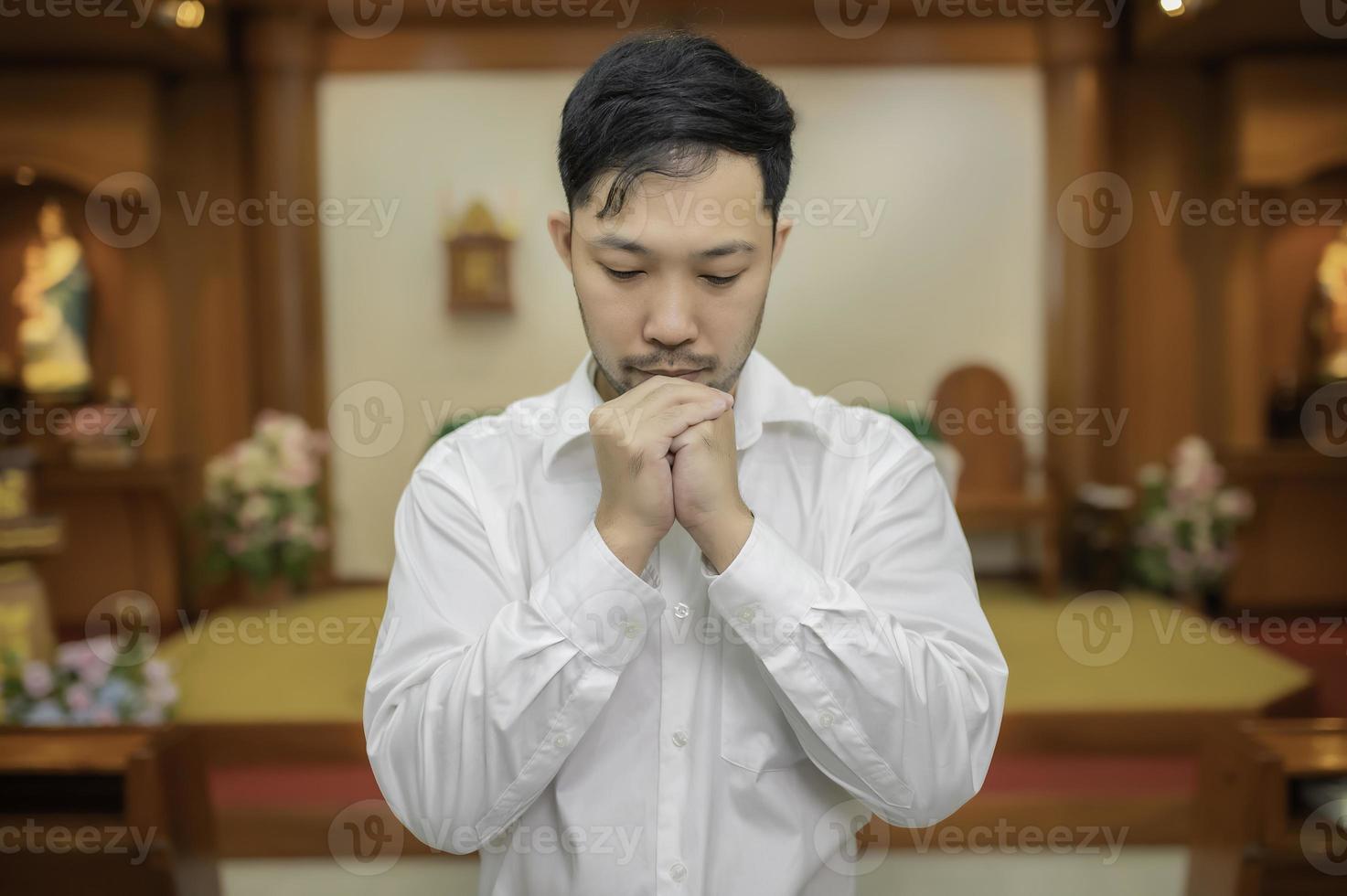 homem cristão pedindo bênçãos de Deus, homem asiático orando a jesus cristo foto