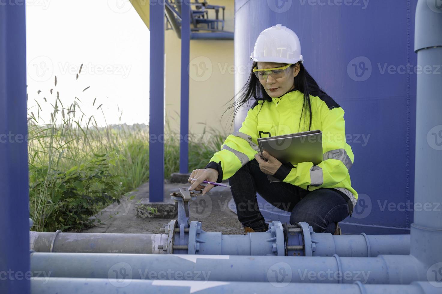 engenheiros ambientais trabalham em estações de tratamento de águas residuais, técnico de encanador feminino trabalhando no abastecimento de água foto