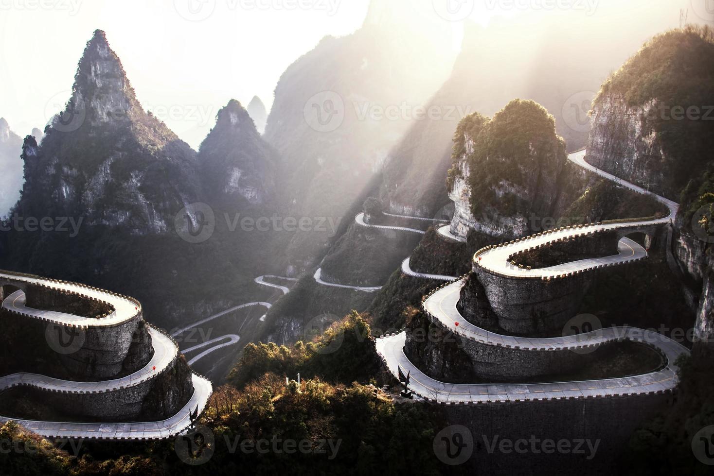 a enrolamento estrada em a montanha, China foto