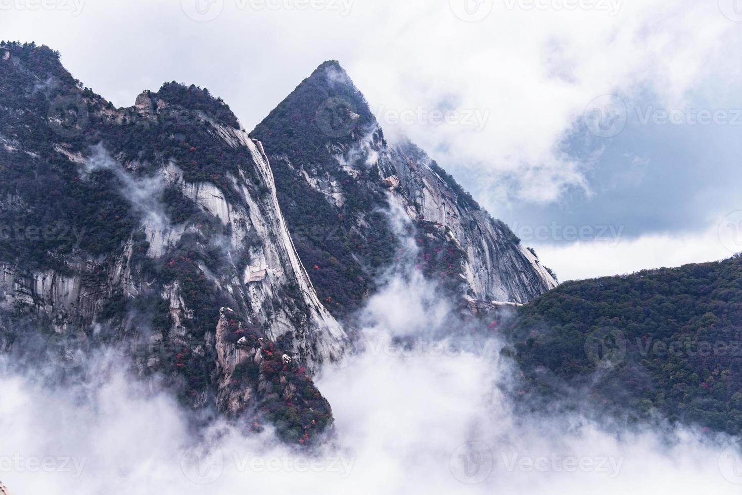 Huashan montanha. a Altíssima do China cinco sagrado montanhas, chamado a oeste montanha, bem conhecido para íngreme trilhas, tirar o fôlego falésias e grande cenário foto