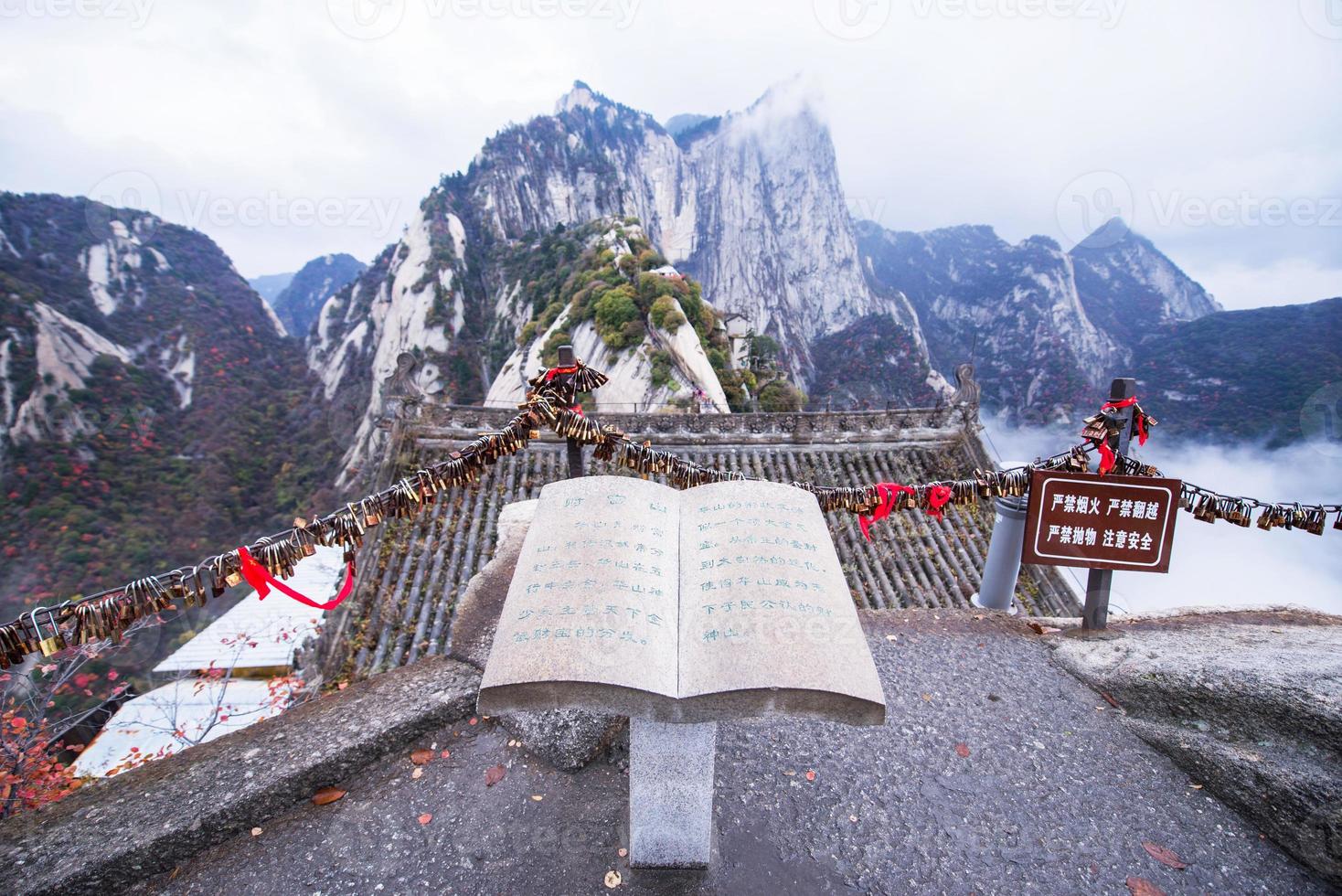 Huashan montanha. a Altíssima do China cinco sagrado montanhas, chamado a oeste montanha, bem conhecido para íngreme trilhas, tirar o fôlego falésias e grande cenário foto
