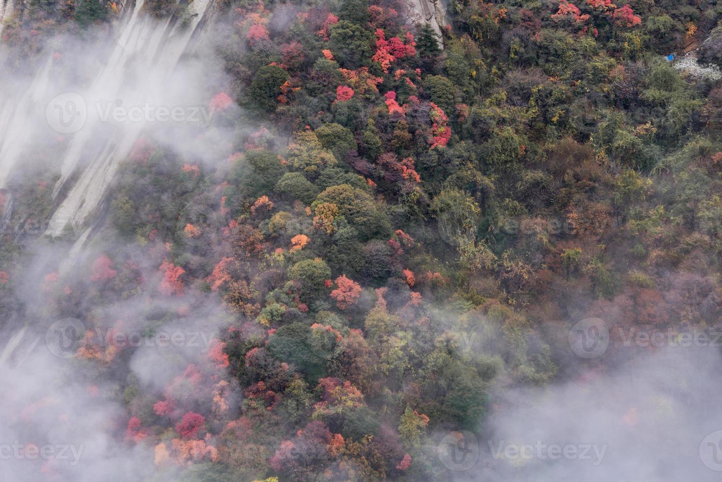 Huashan montanha. a Altíssima do China cinco sagrado montanhas, chamado a oeste montanha, bem conhecido para íngreme trilhas, tirar o fôlego falésias e grande cenário foto