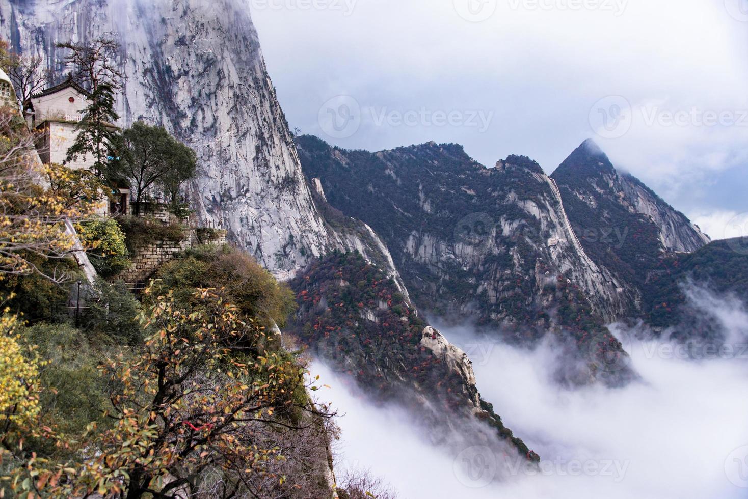 Huashan montanha. a Altíssima do China cinco sagrado montanhas, chamado a oeste montanha, bem conhecido para íngreme trilhas, tirar o fôlego falésias e grande cenário foto