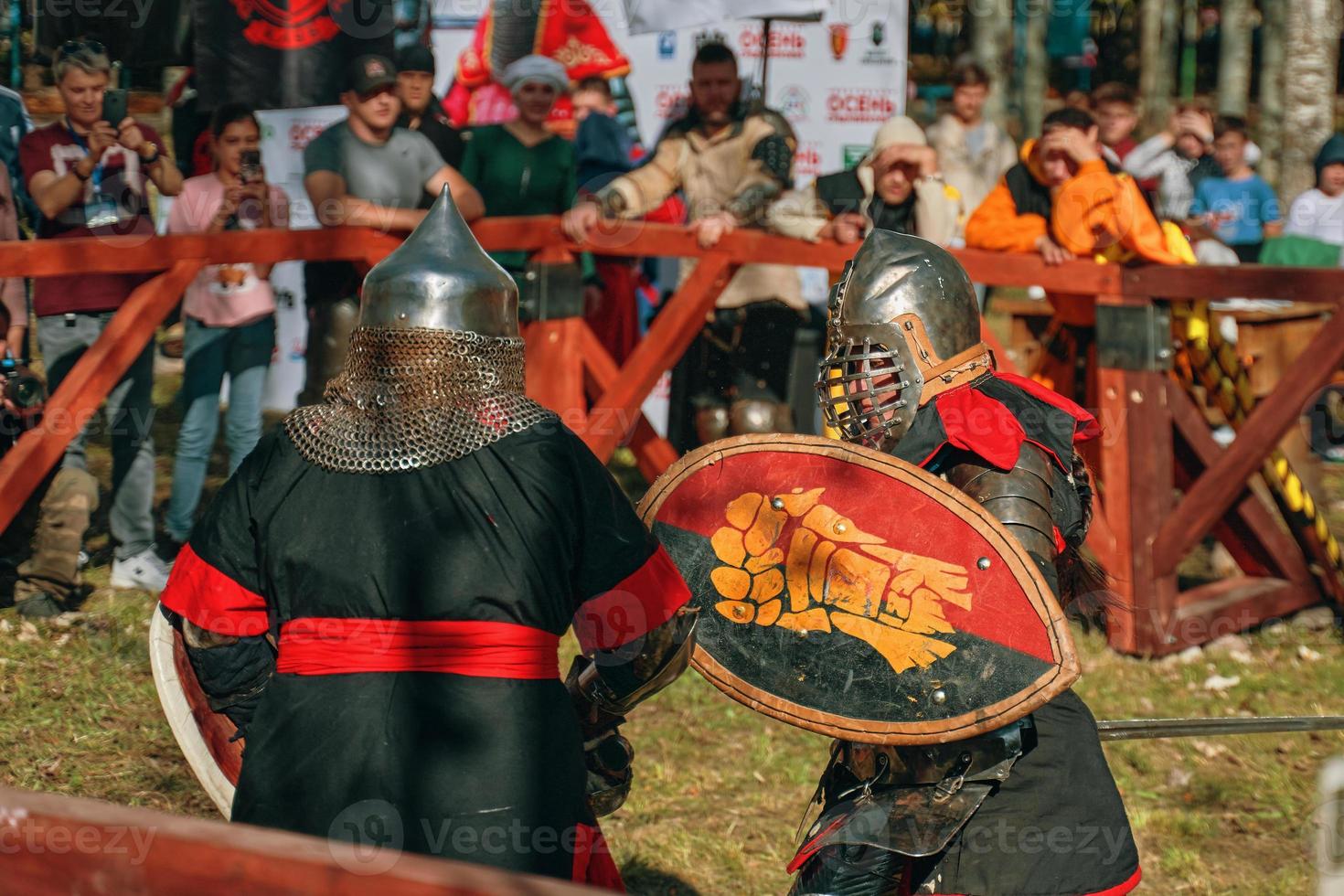 batalha de cavaleiros em armadura com espadas em Bishkek, Quirguistão 2019 foto