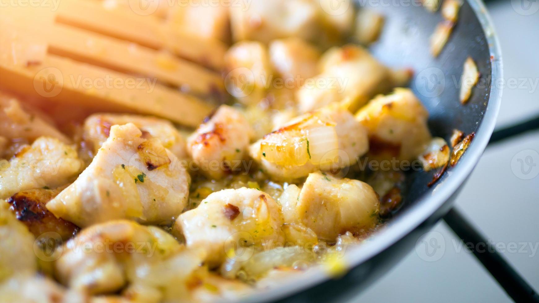 frango com cogumelos em uma panela foto