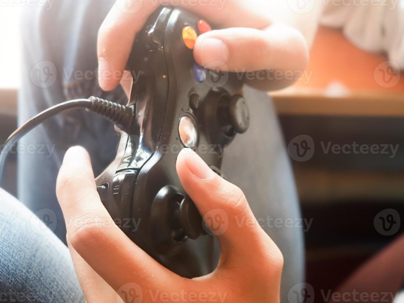 homem segurando um console foto