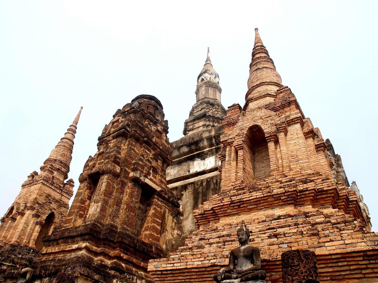 mueang kao, tailândia, 2021 - templo no parque histórico sukhothai foto