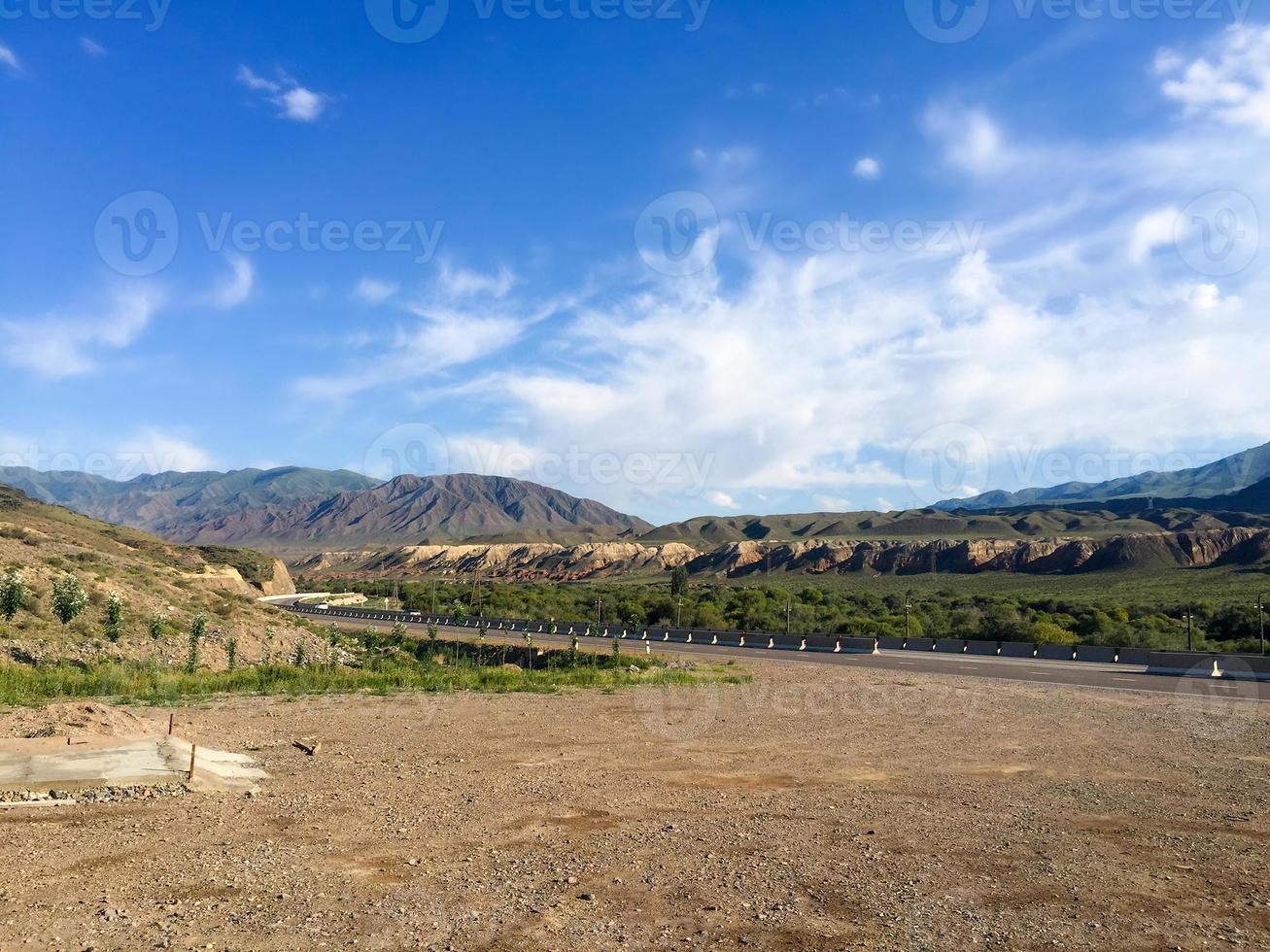 estrada e montanhas foto