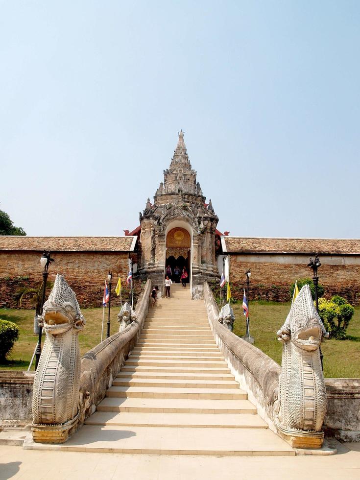 chiang mai, tailândia, 2021 - turista nas escadas do templo de wat phra que doi suthep foto