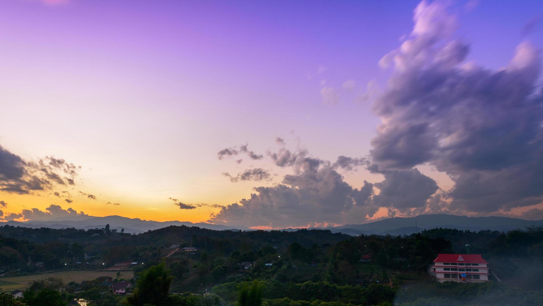 lindo crepúsculo céu em montanha foto