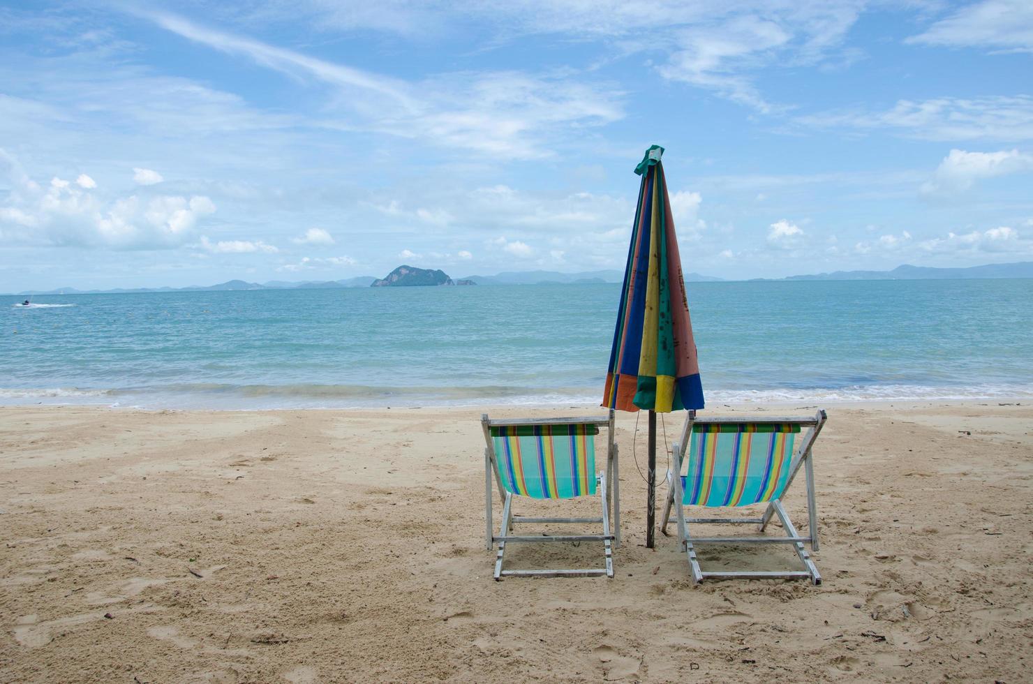 cadeiras de praia e guarda-sol foto