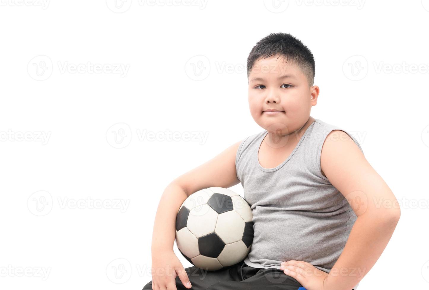 obeso gordo Garoto segurando futebol isolado sobre branco foto