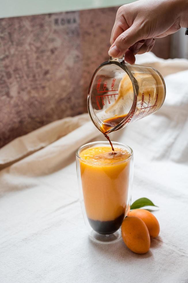 expresso sendo servido em um smoothie foto