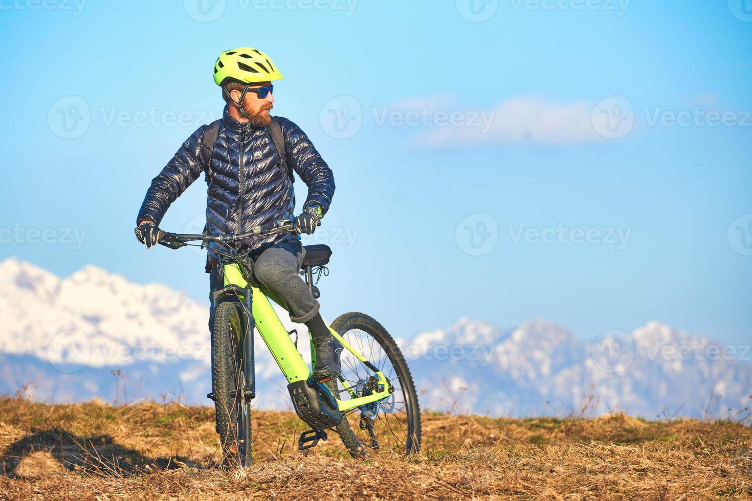 homem parando em uma mountain bike para observar a cena foto