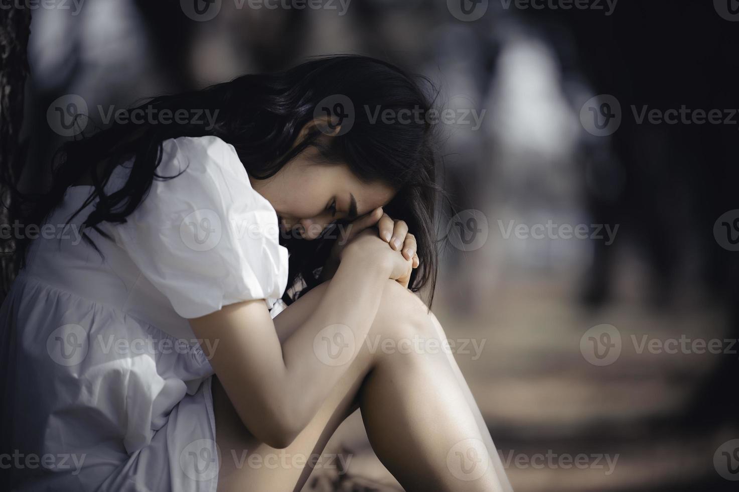 menina bonita asiática se sente sozinha na floresta, conceito de mulher triste, povo da tailândia, senhora tristeza sobre o amor do namorado, ela sentindo o coração partido foto